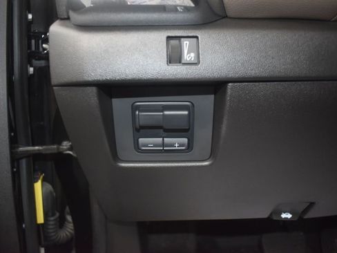 Used 2024 GMC Canyon Denali AWD/4WD image 17