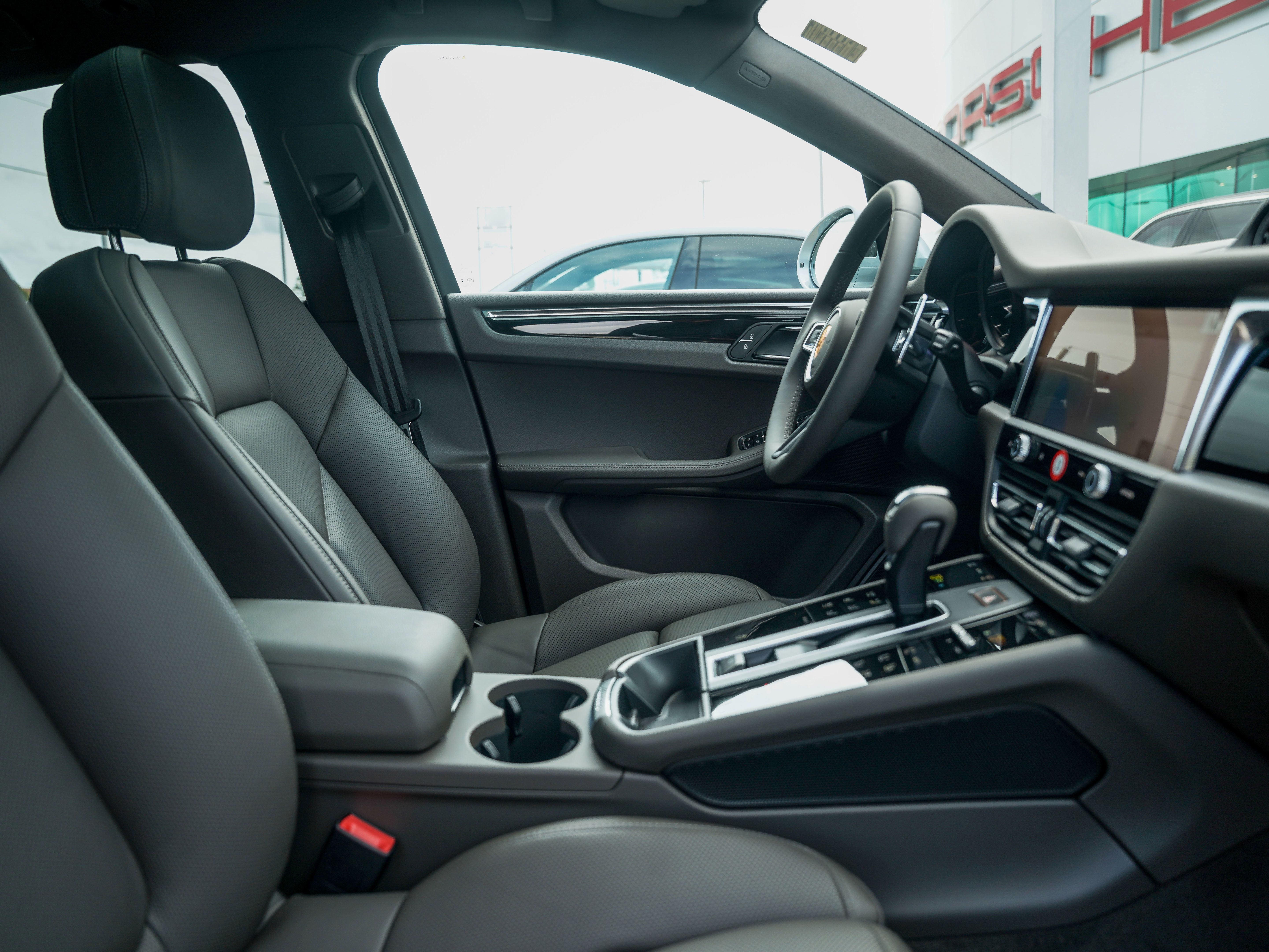Certified 2026 Porsche Macan AWD/4WD image 34