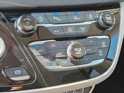 Used 2023 Chrysler Pacifica Touring-L FWD image 13