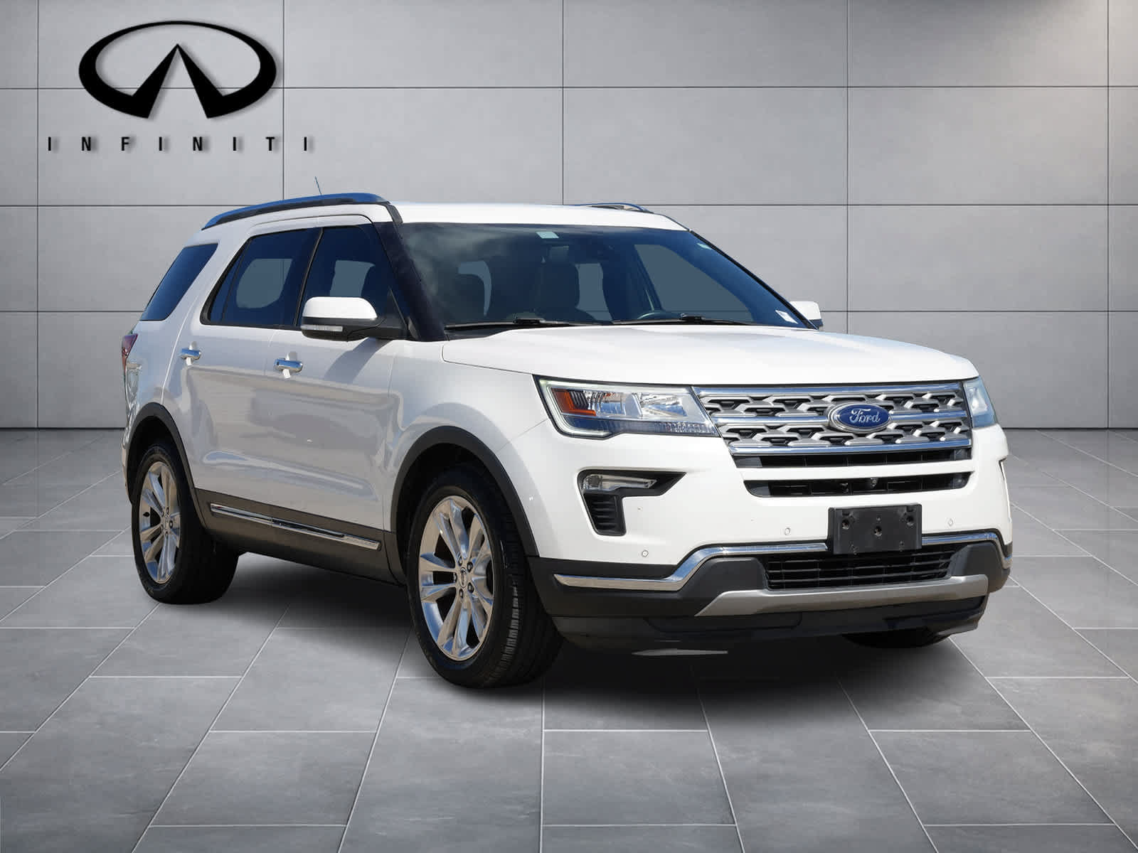 Used 2018 Ford Explorer Limited w/ Ford Safe & Smart Package FWD image 3