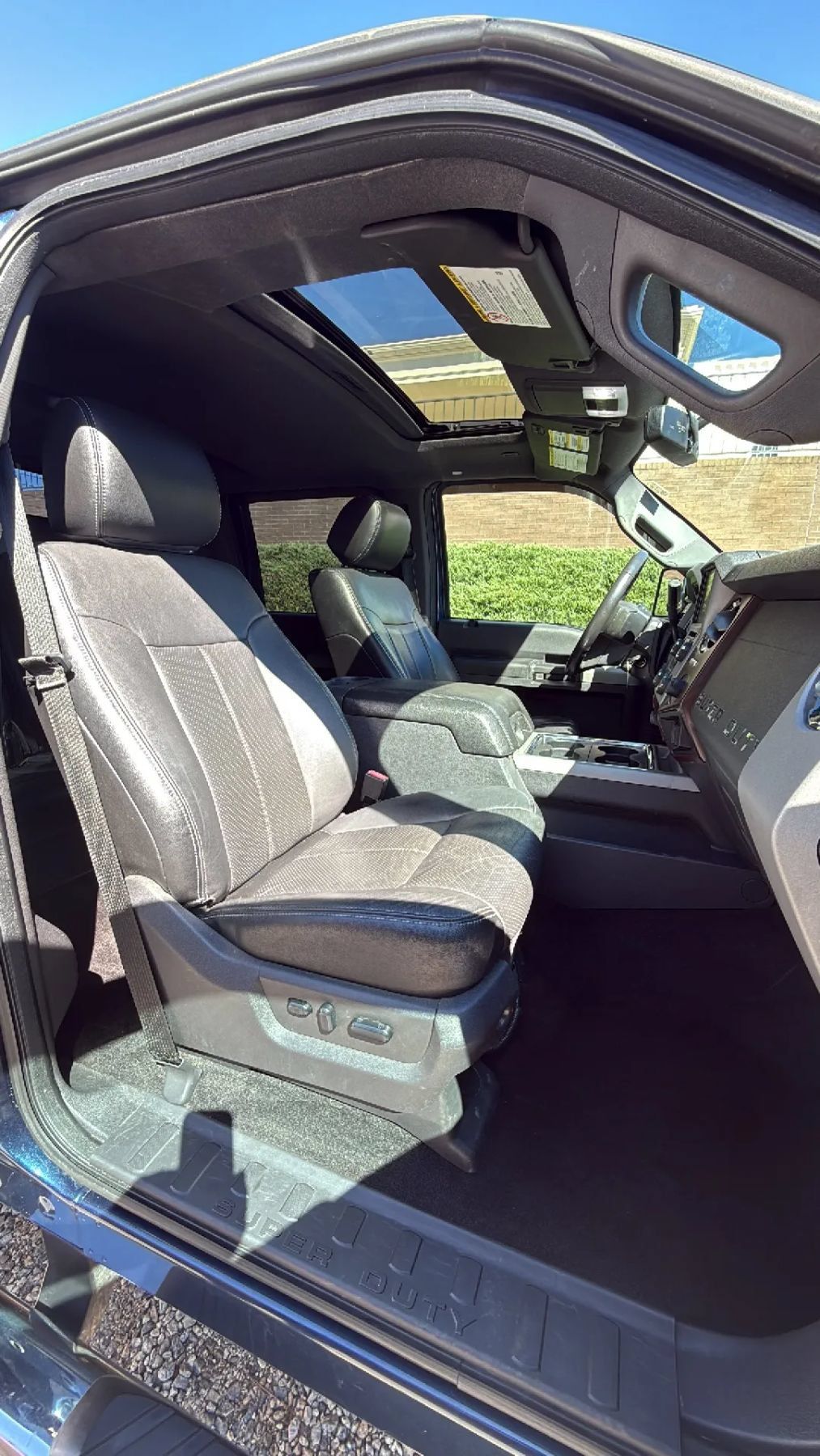 Used 2015 Ford F250 Lariat w/ Lariat Ultimate Package AWD/4WD image 37