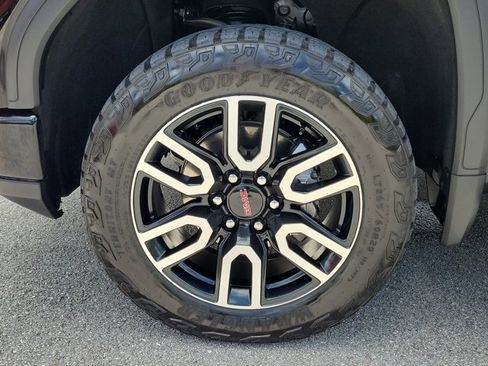 Used 2024 GMC Sierra 1500 AT4 w/ Technology Package AWD/4WD image 6
