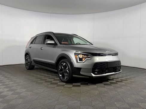 Used 2025 Kia Niro Wind w/ Wind Preserve Package FWD image 2