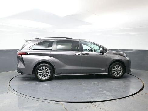Used 2021 Toyota Sienna XLE FWD image 2