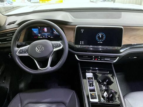 Used 2025 Volkswagen Atlas SE AWD/4WD image 13