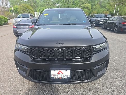 Used 2024 Jeep Grand Cherokee Limited w/ Luxury Tech Group II image 2