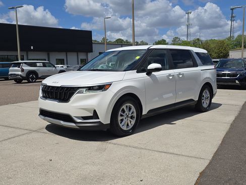 Used 2024 Kia Carnival LX image 3