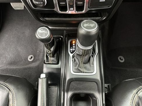 Used 2022 Jeep Wrangler Unlimited Sahara AWD/4WD image 19