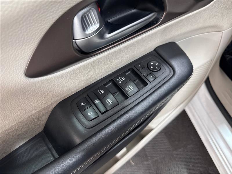 Used 2023 Chrysler Voyager LX FWD image 33