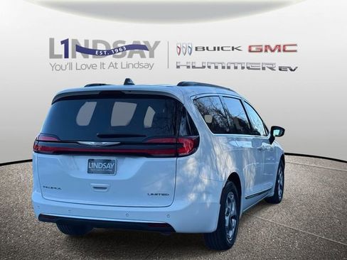 Used 2023 Chrysler Pacifica Limited image 2