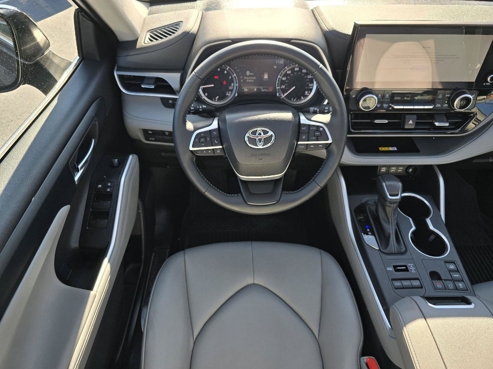 Used 2025 Toyota Highlander XLE AWD/4WD image 17