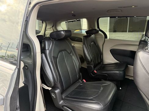 Used 2022 Chrysler Pacifica Touring-L FWD image 13