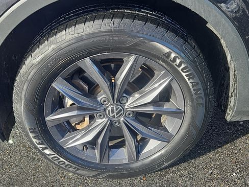 Certified 2022 Volkswagen Tiguan SE image 5