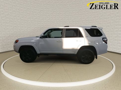 Used 2021 Toyota 4Runner SR5 Premium image 8