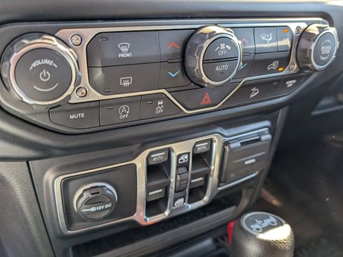 Used 2019 Jeep Wrangler Unlimited Sahara image 21