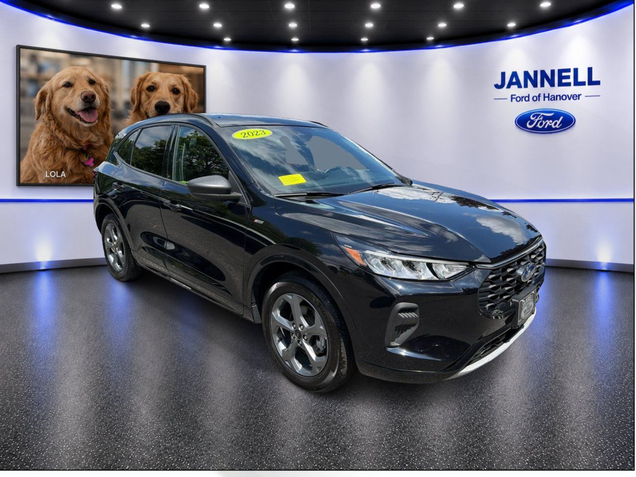Used 2023 Ford Escape ST-Line w/ Tech Pack #1 AWD/4WD image 3