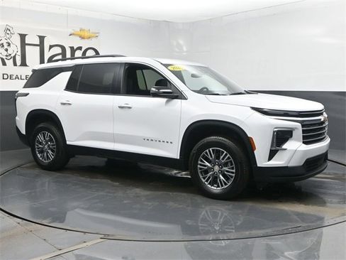 Used 2025 Chevrolet Traverse LT image 6