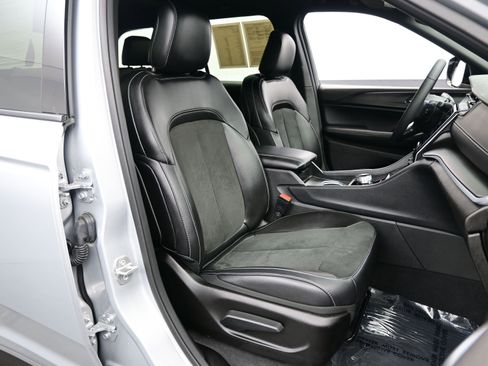 Used 2024 Jeep Grand Cherokee Altitude image 14