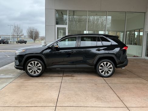 Used 2022 Toyota RAV4 XLE Premium FWD image 18