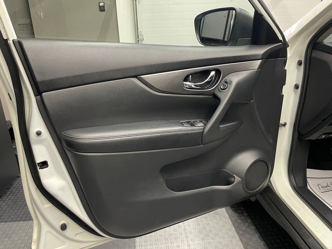 Used 2015 Nissan Rogue SV FWD image 16