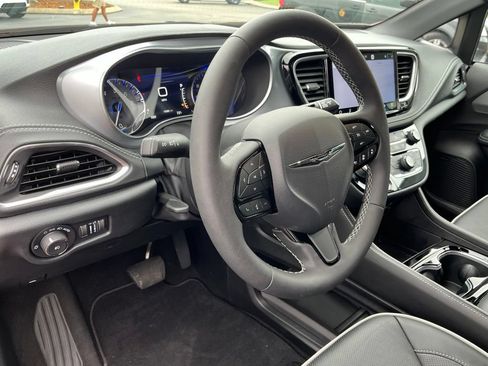Used 2026 Chrysler Pacifica Limited w/ Uconnect Theater Family Group AWD/4WD image 3