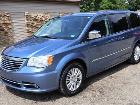 Used 2011 Chrysler Town & Country Touring-L w/ Driver Convenience Group FWD image 4