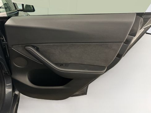 Used 2022 Tesla Model Y Long Range image 33