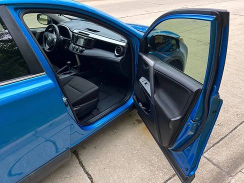 Used 2018 Toyota RAV4 LE image 17