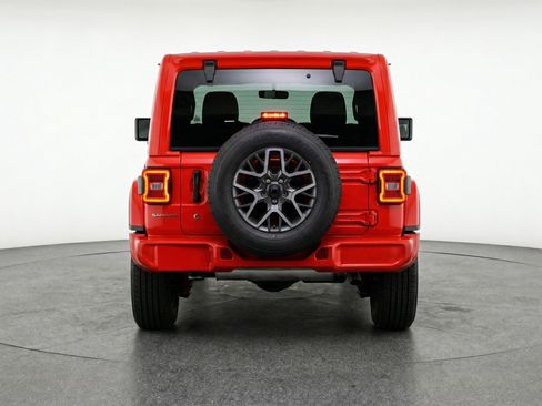 Used 2025 Jeep Wrangler Sahara image 7