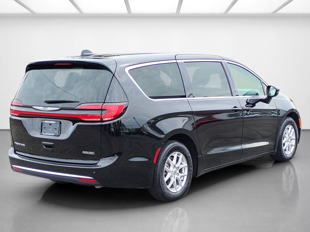 Used 2024 Chrysler Pacifica Touring-L FWD image 5