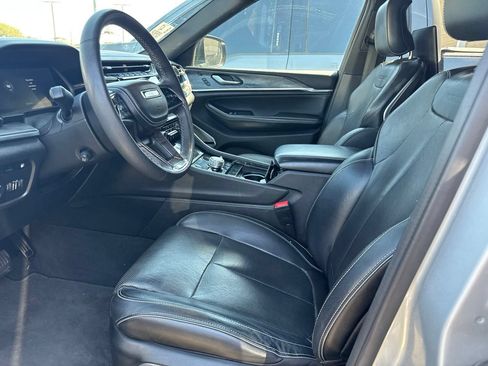 Used 2023 Jeep Grand Cherokee Overland w/ Luxury Tech Group IV AWD/4WD image 7