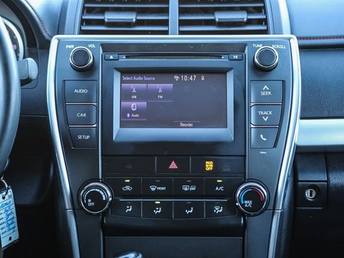 Used 2017 Toyota Camry SE image 14