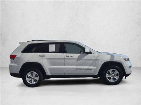 Used 2017 Jeep Grand Cherokee Laredo AWD/4WD image 4