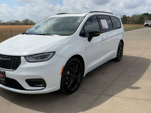 Used 2025 Chrysler Pacifica Limited image 4