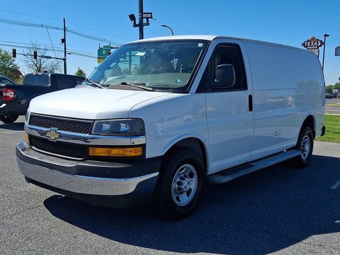 Used 2018 Chevrolet Express 2500 w/ Driver Convenience Package RWD image 3