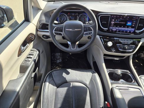 Used 2022 Chrysler Pacifica Limited image 10