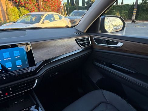 Used 2025 Volkswagen Atlas SE image 39