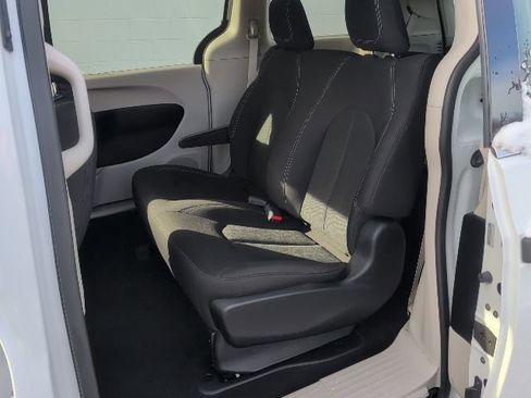 Used 2021 Chrysler Voyager L image 27