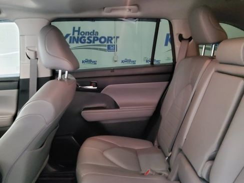 Used 2022 Toyota Highlander XLE image 18