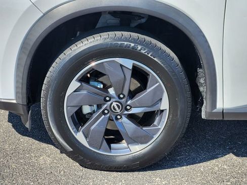 Used 2024 Nissan Rogue SV FWD image 9
