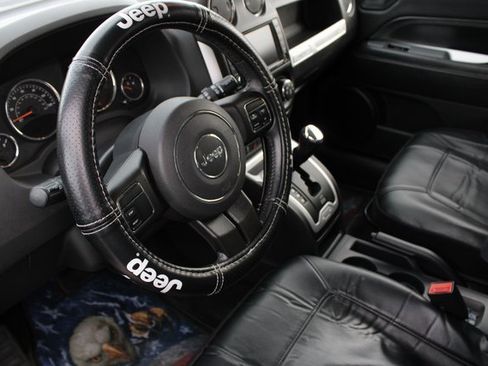 Used 2014 Jeep Compass Latitude image 2