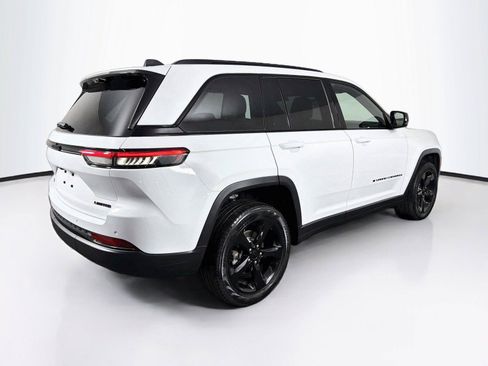 Used 2023 Jeep Grand Cherokee Limited w/ Luxury Tech Group II AWD/4WD image 11