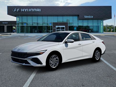 New 2026 Hyundai Elantra Hybrid FWD image 2