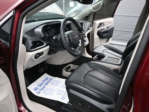 Used 2023 Chrysler Pacifica Touring-L AWD/4WD image 9