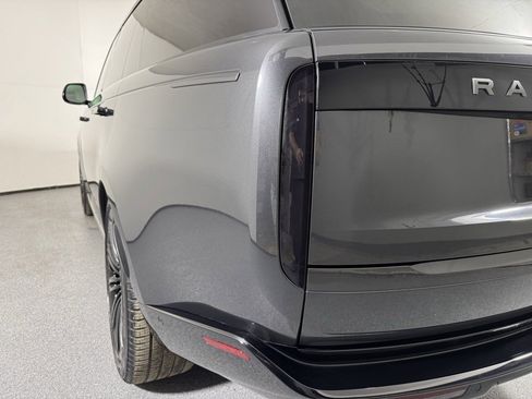 Used 2024 Land Rover Range Rover Long Wheelbase SE image 9