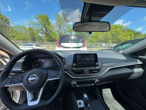 Used 2025 Nissan Altima 2.5 SV FWD image 33