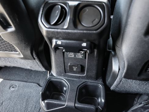 Used 2018 Jeep Wrangler Unlimited Rubicon AWD/4WD image 8