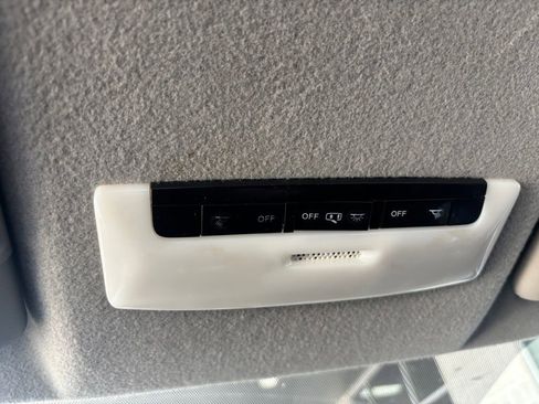 Used 2018 Nissan Kicks SV FWD image 17