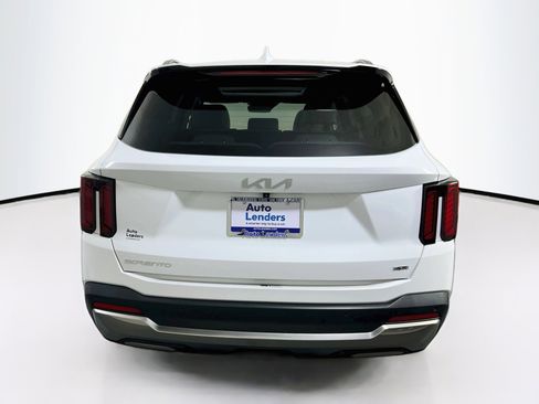 Used 2024 Kia Sorento S w/ Panoramic Sunroof Package image 6
