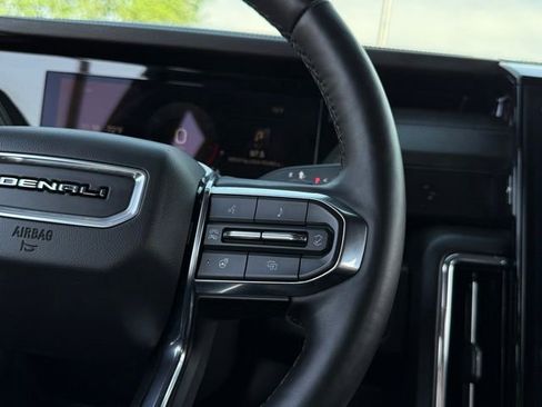 Used 2025 GMC Yukon XL Denali AWD/4WD image 10